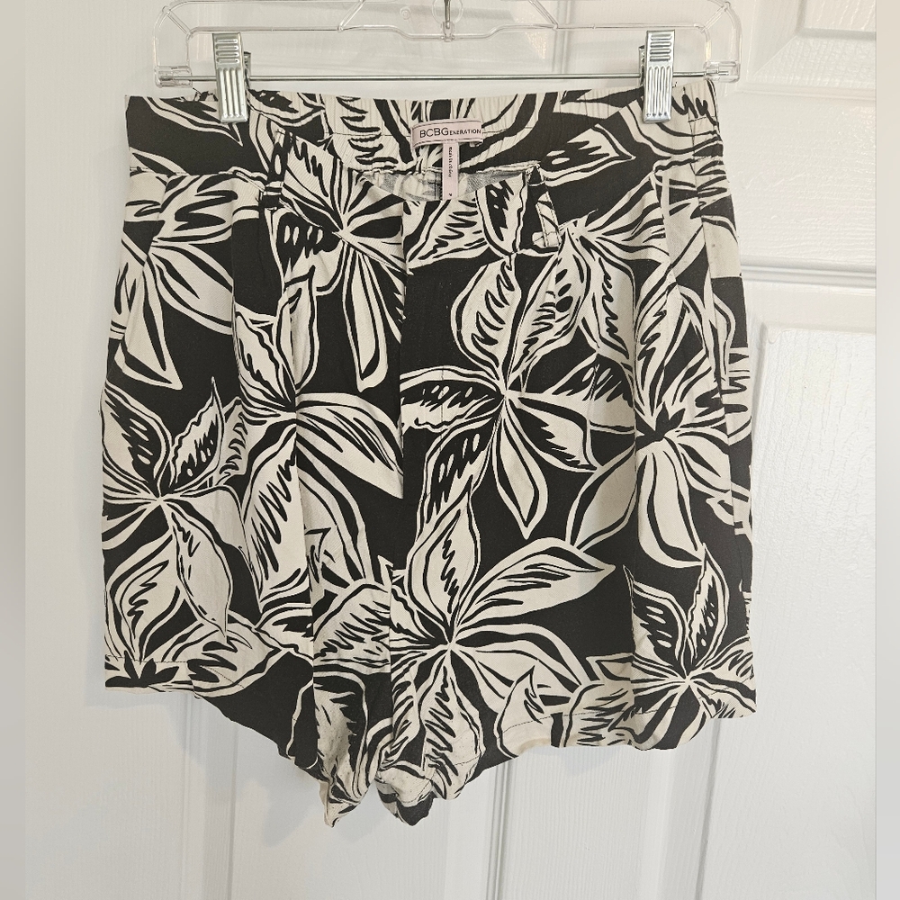 BCBGeneration Black and White Leaf Print Women Shorts